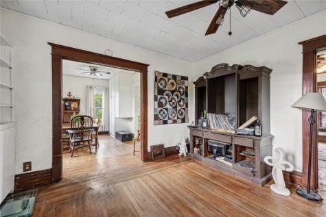 1122 Franklin Street Center Point IA 52213