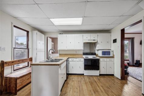 1122 Franklin Street Center Point IA 52213