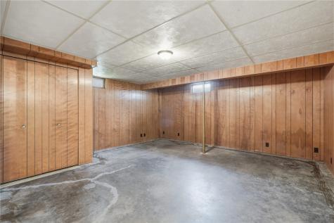 23 24th Avenue SW Cedar Rapids IA 52404
