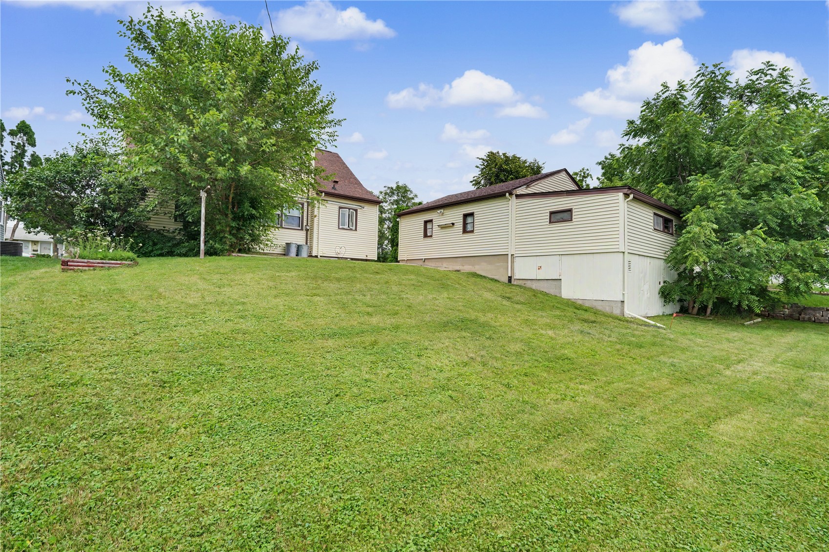 23 24th Avenue SW Cedar Rapids IA 52404