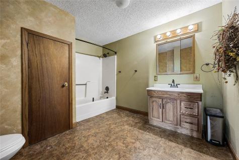 1690 140th Street NW Swisher IA 52338