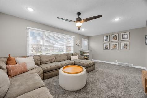 2400 Victoria Drive SW Cedar Rapids IA 52404