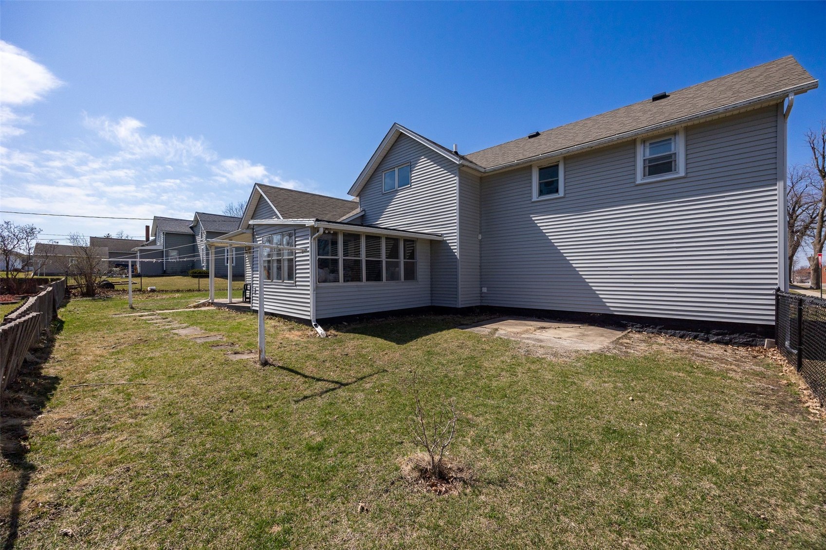 100 3rd Avenue Newhall IA 52315