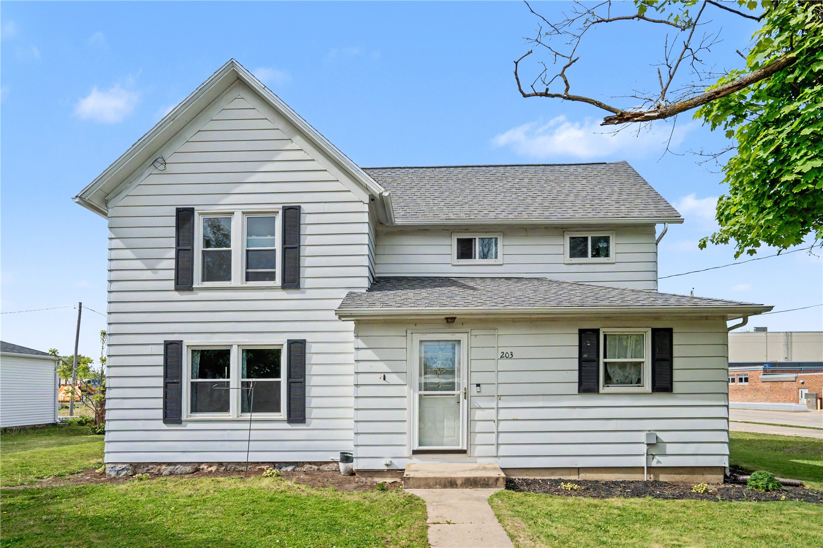 203 Roosevelt Street Alburnett IA 52202