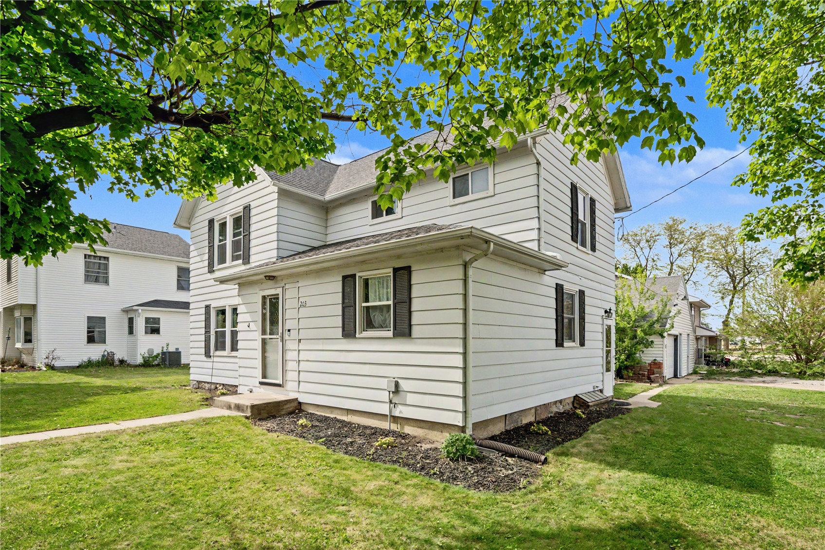203 Roosevelt Street Alburnett IA 52202