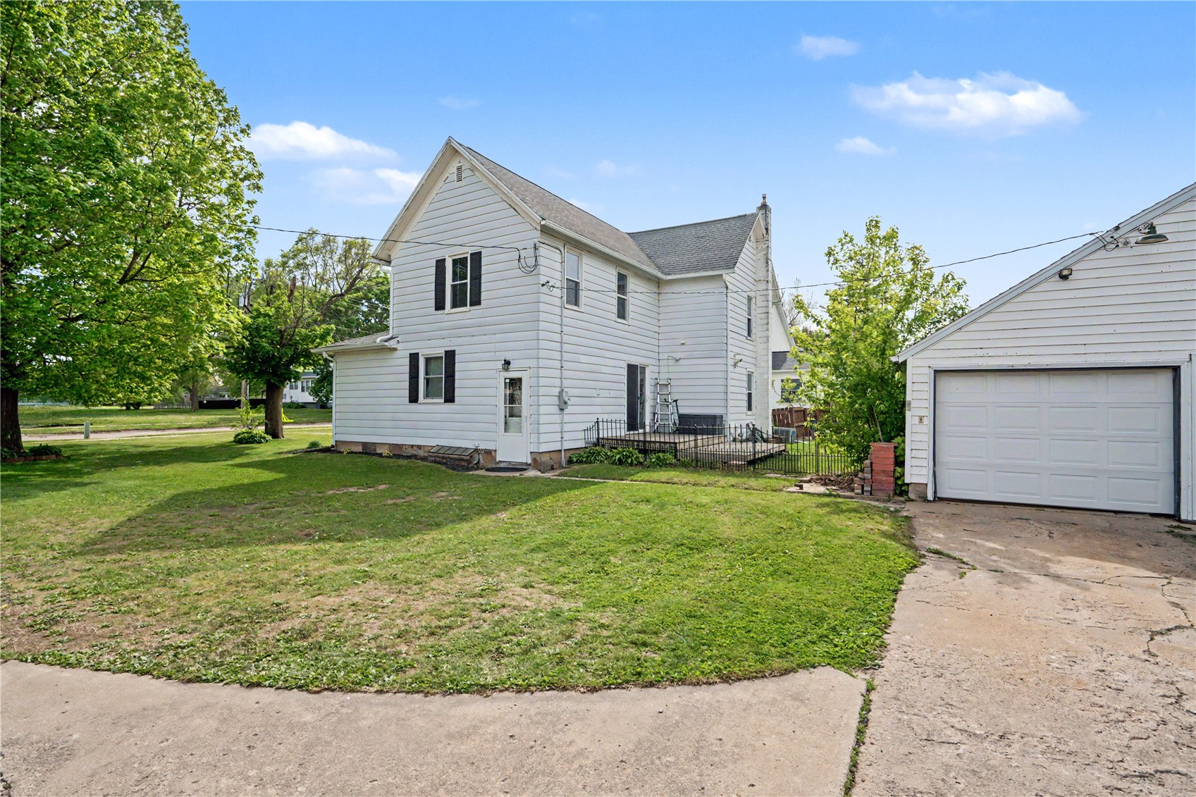 203 Roosevelt Street Alburnett IA 52202