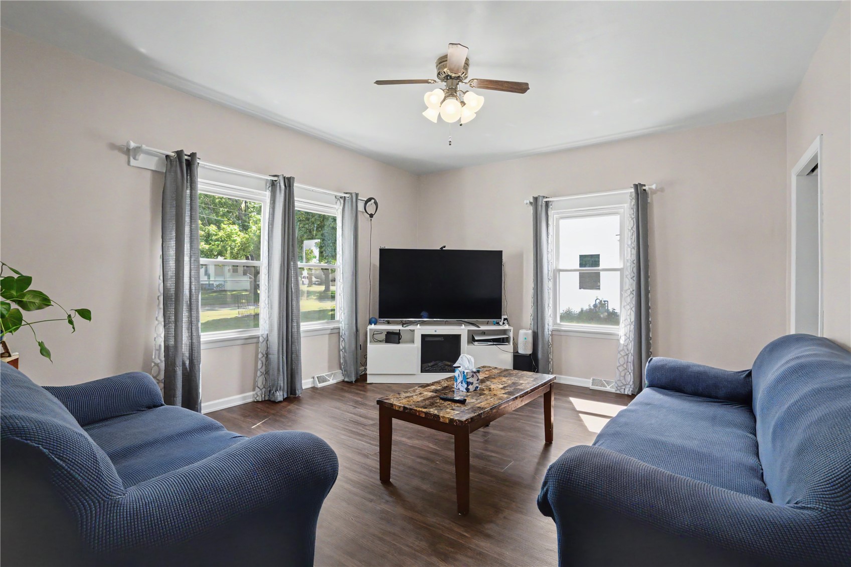 203 Roosevelt Street Alburnett IA 52202