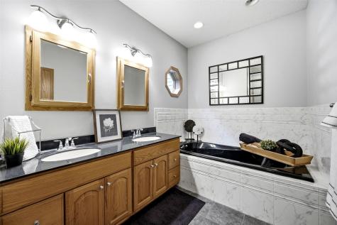 2792 Holly Court NW Swisher IA 52238
