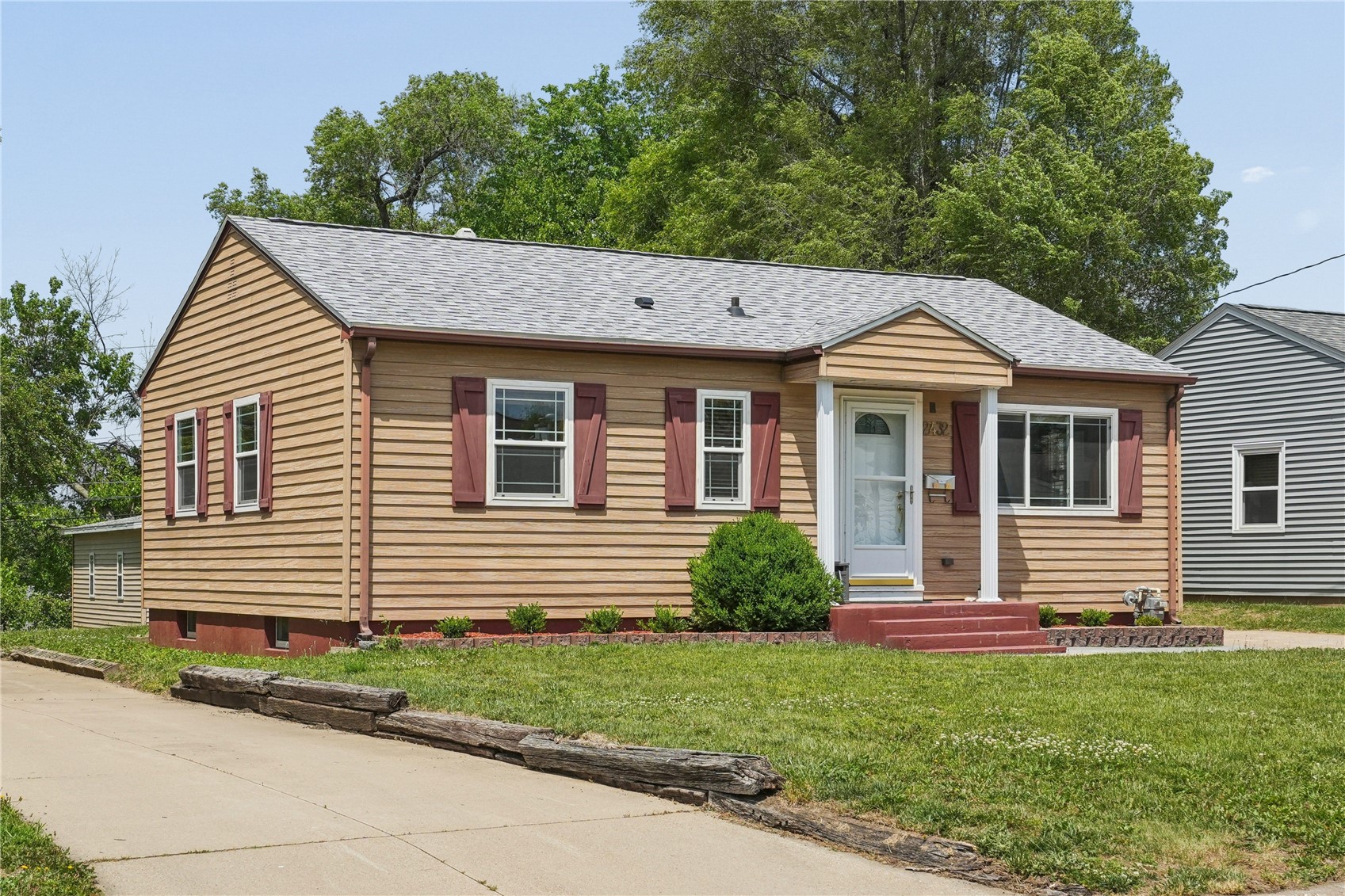 2432 9th Avenue SW Cedar Rapids IA 52404