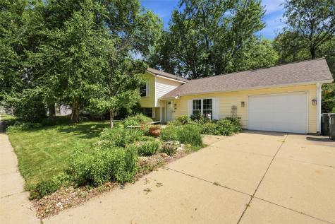 3911 Blue Mound Drive NE Cedar Rapids IA 52402