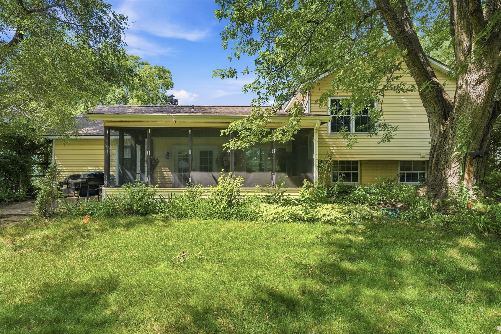 3911 Blue Mound Drive NE Cedar Rapids IA 52402