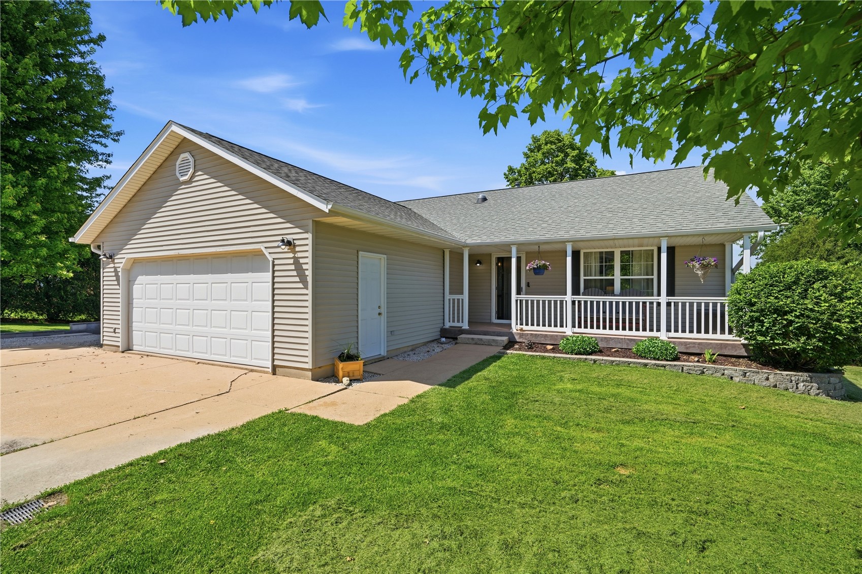 904 6th Avenue Coggon IA 52218