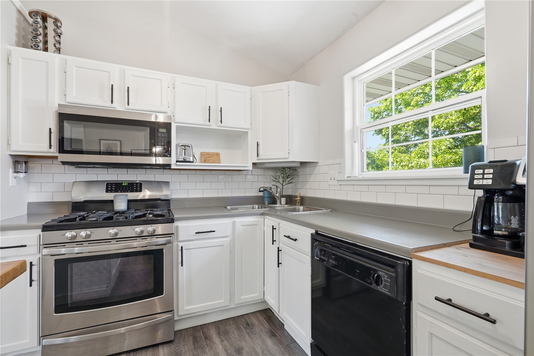 904 6th Avenue Coggon IA 52218