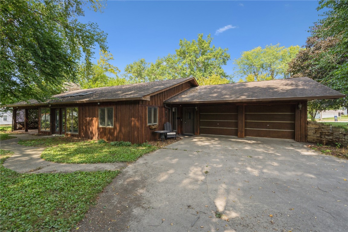 Vinton IA, 912 E 2nd Street