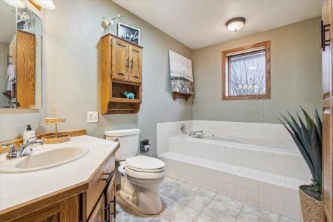 912 E 2nd Street Vinton IA 52349