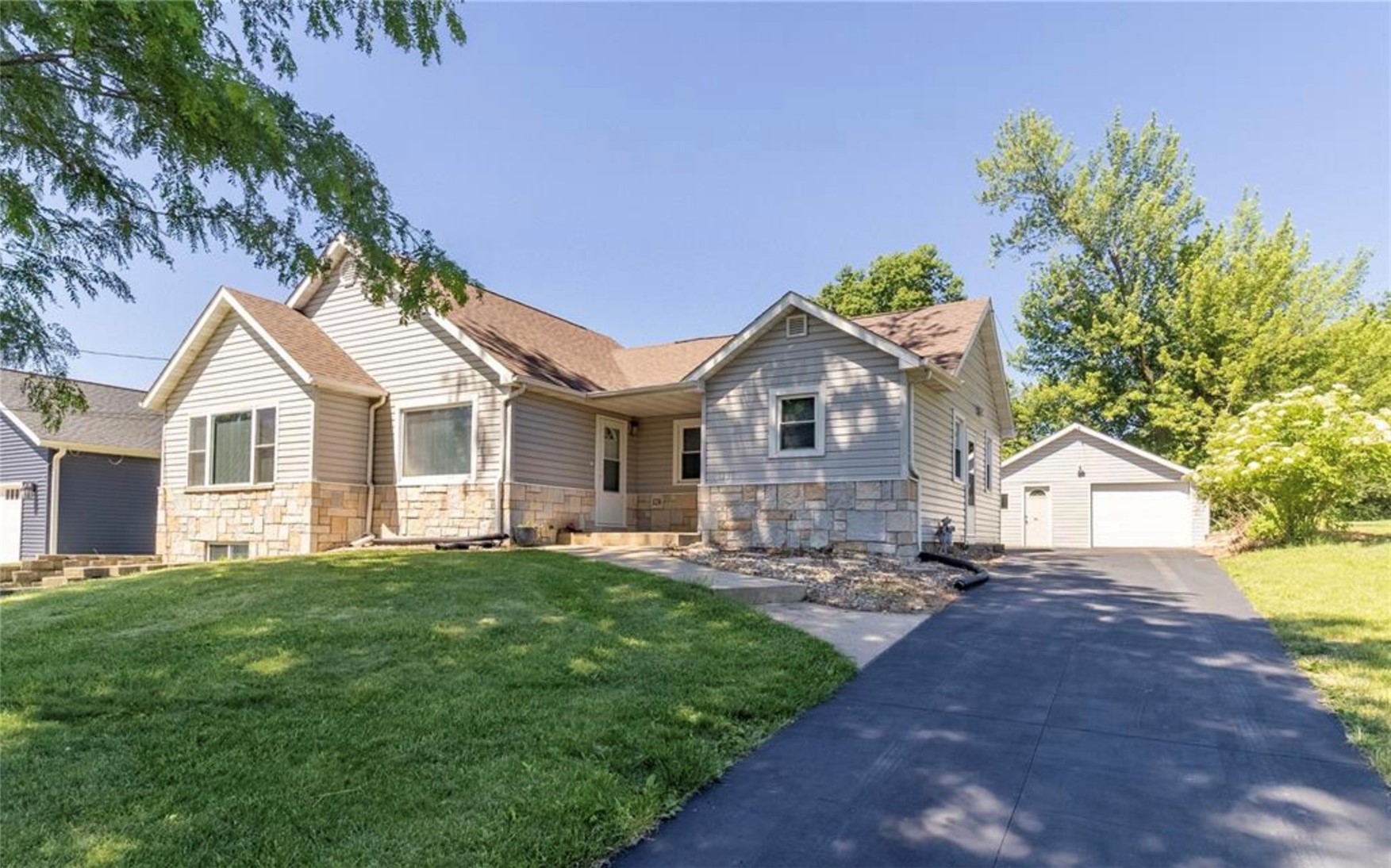 1230 Belmont Parkway NW Cedar Rapids IA 52405