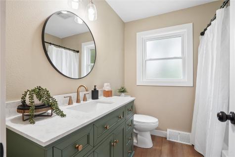 1033 Rolling Glen Drive Marion IA 52402