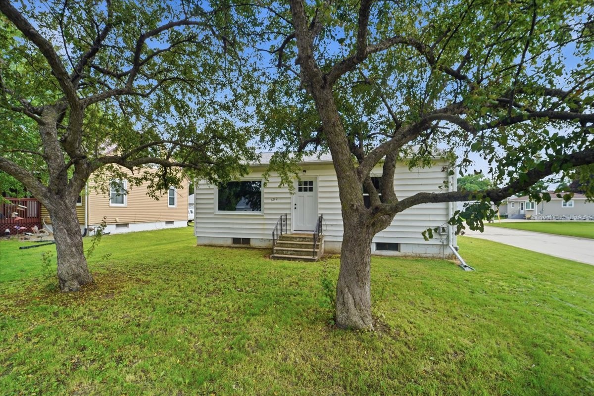602 E End Avenue IA 50707