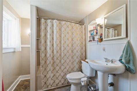 1702 Oakland Road Cedar Rapids IA 52402