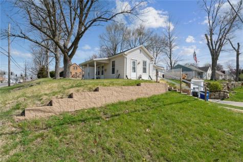 1702 Oakland Road Cedar Rapids IA 52402