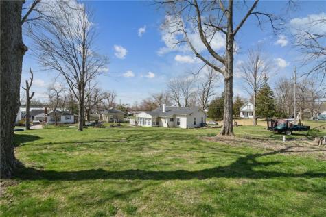 1702 Oakland Road Cedar Rapids IA 52402