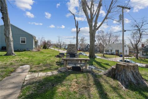 1702 Oakland Road Cedar Rapids IA 52402