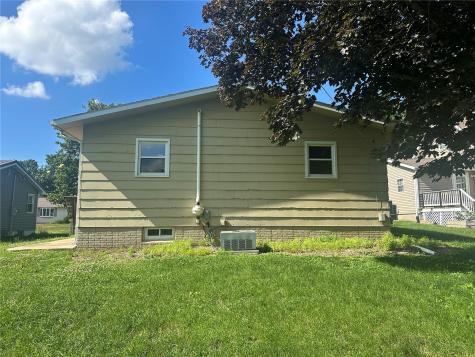 1122 3rd Street E Vinton IA 52349