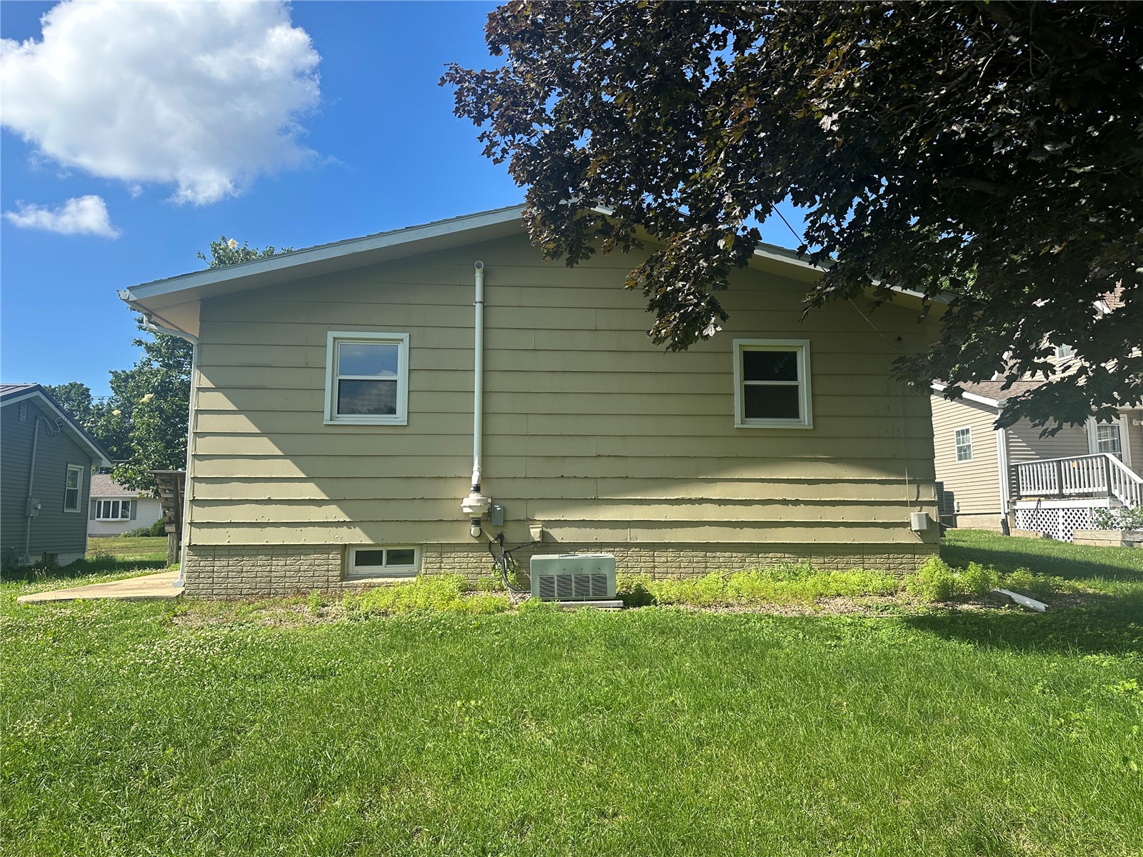 1122 3rd Street E Vinton IA 52349
