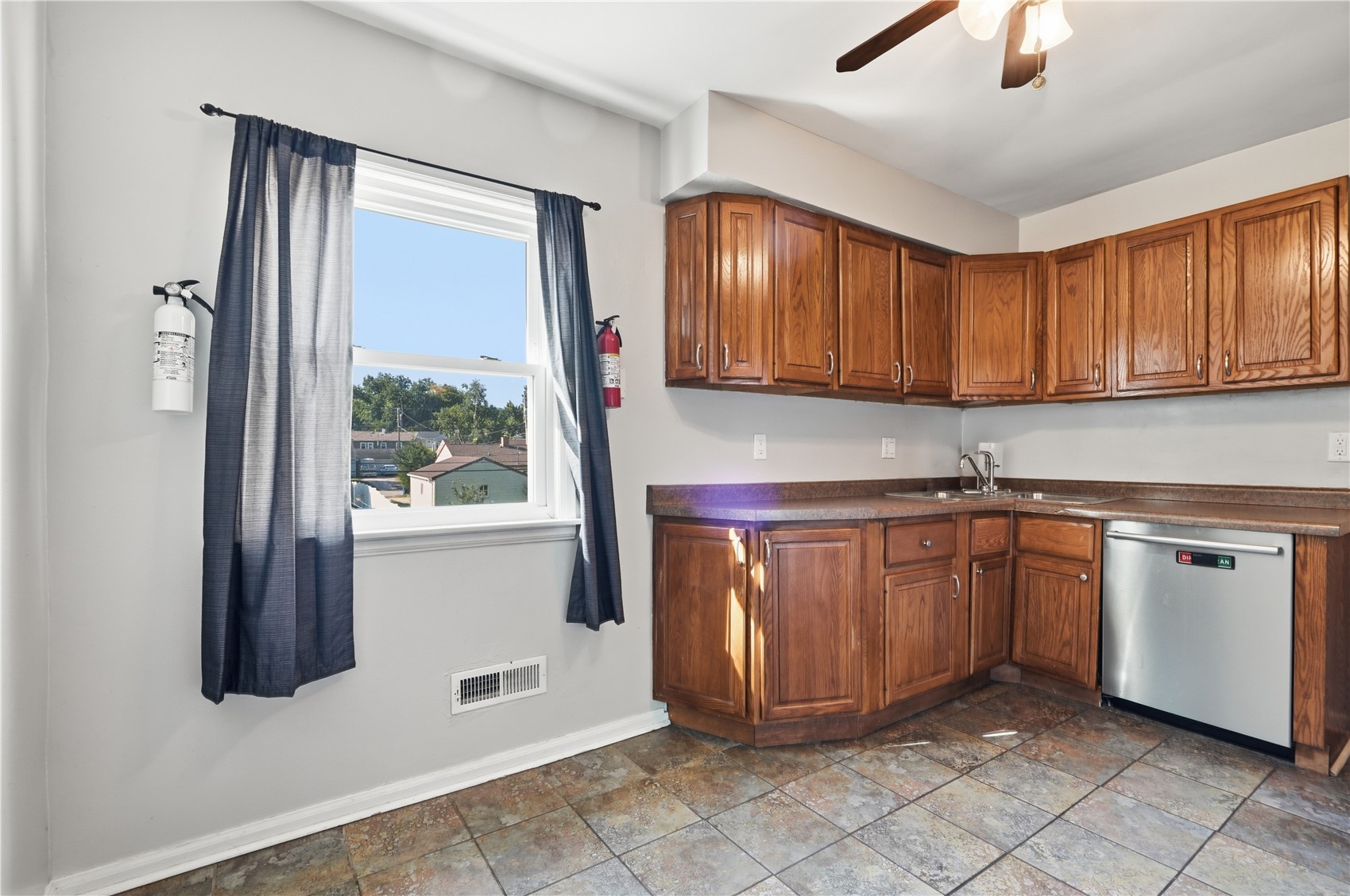 2423 1st Avenue SW Cedar Rapids IA 52405