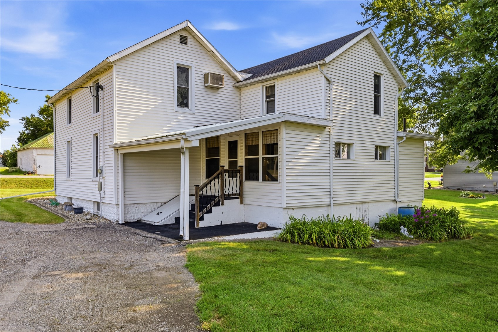 307 Fremont Street SW Blairstown IA 52209