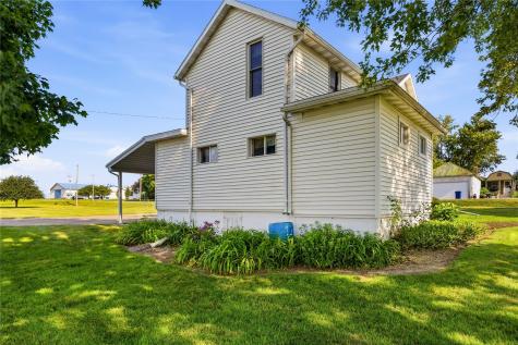 307 Fremont Street SW Blairstown IA 52209