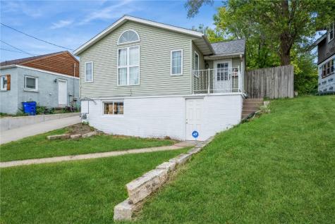 1722 Center Point Road NE Cedar Rapids IA 52402