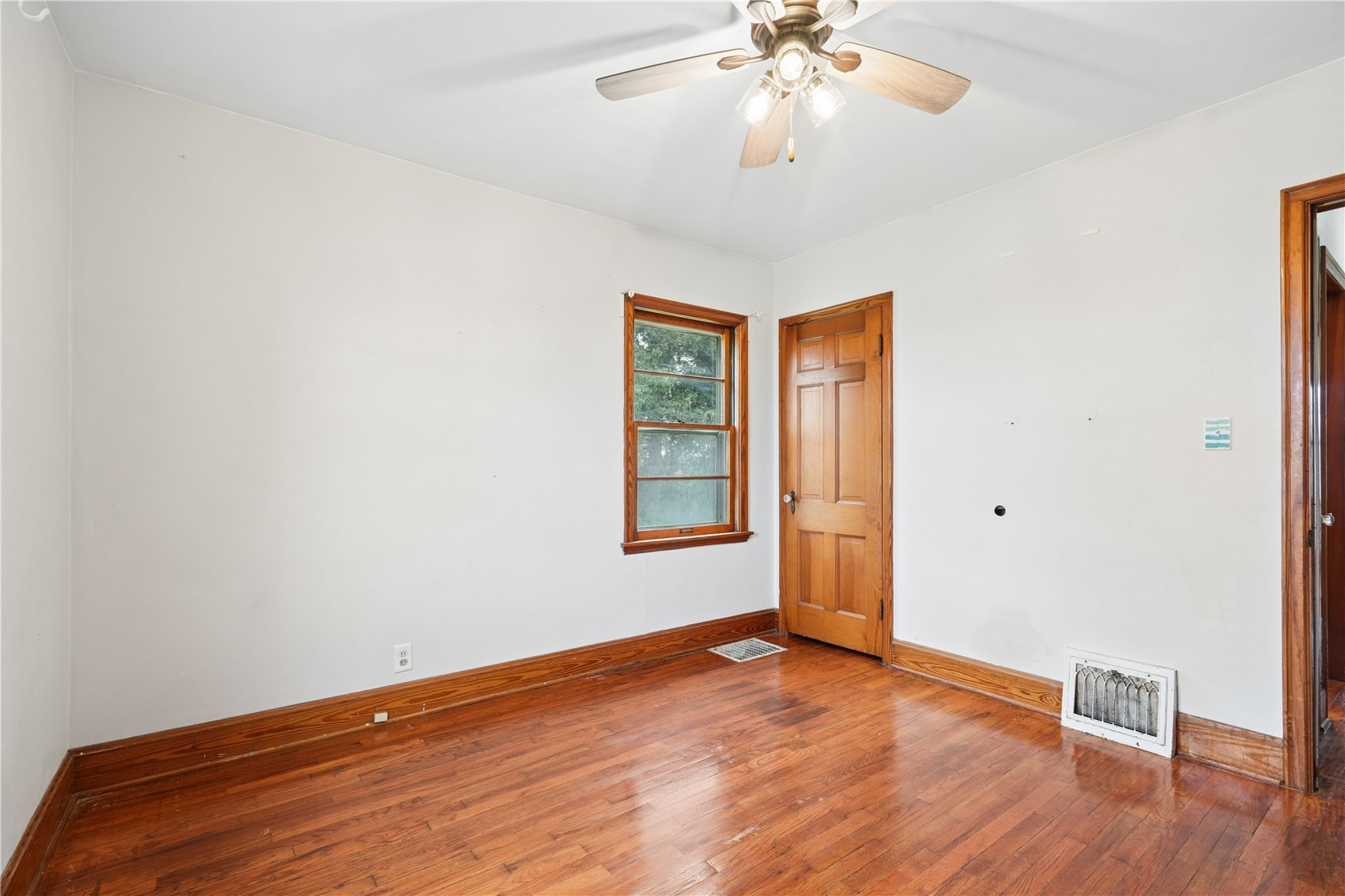 1056 W Avenue Norway IA 52318