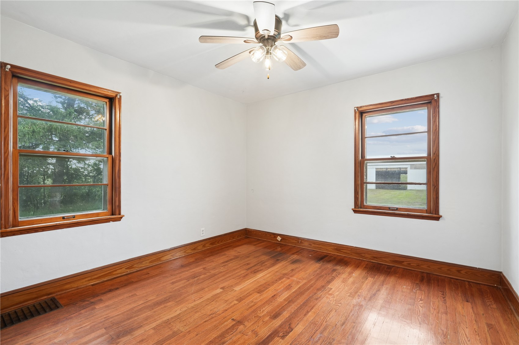 1056 W Avenue Norway IA 52318