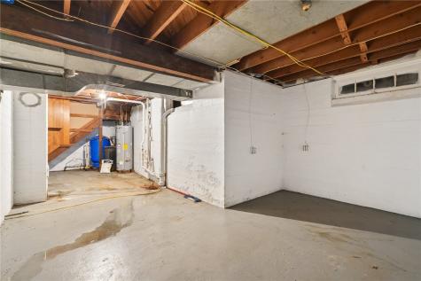1056 W Avenue Norway IA 52318