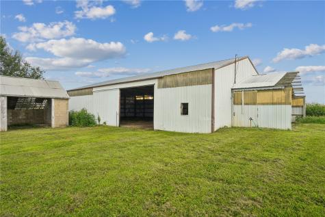1056 W Avenue Norway IA 52318