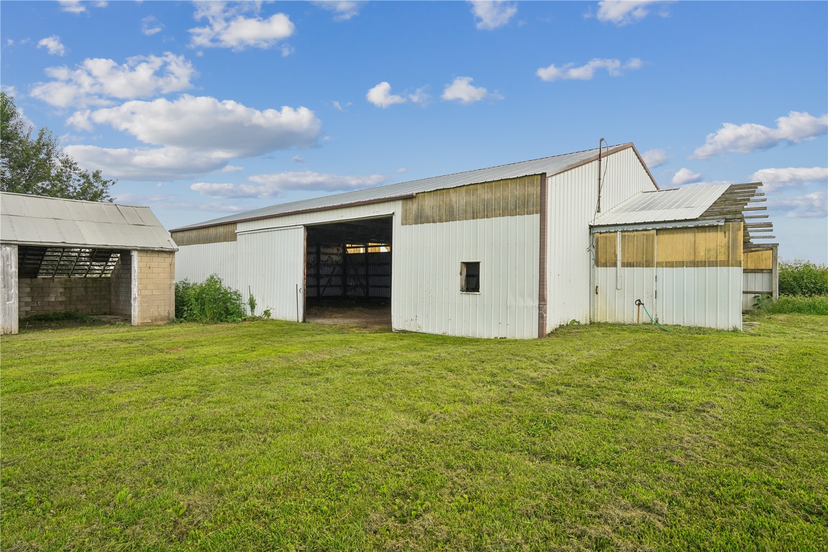 1056 W Avenue Norway IA 52318
