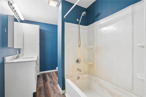 1056 W Avenue Norway IA 52318