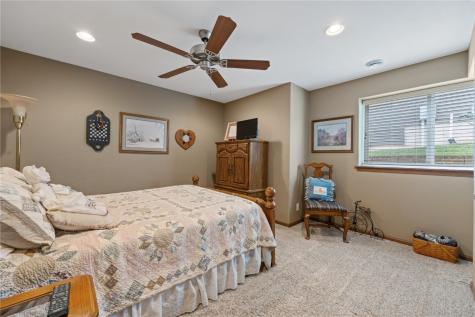 250 Ridgewood Drive Hiawatha IA 52233