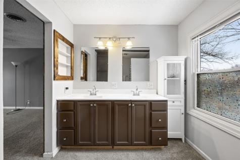 7001 Surrey Drive NE Cedar Rapids IA 52402