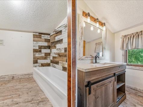 1258 Rollins Road Central City IA 52214