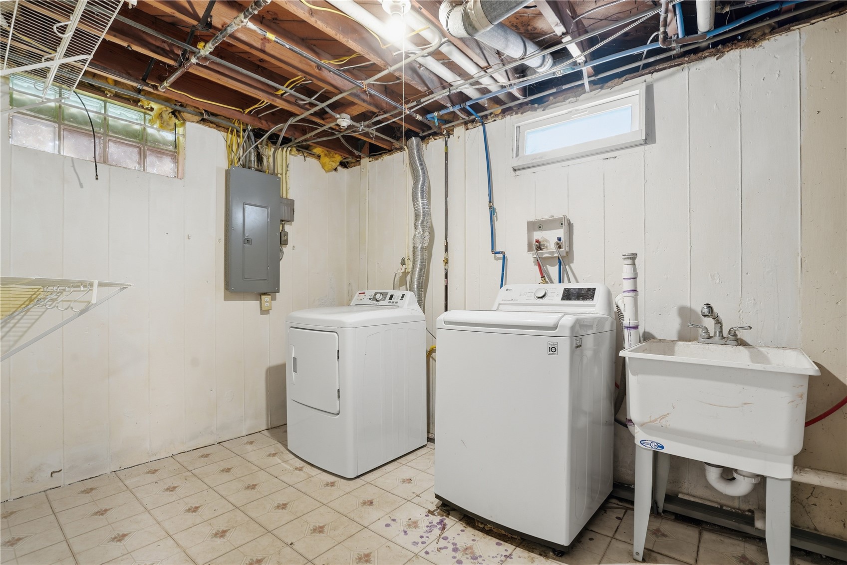 1529 E Avenue NW Cedar Rapids IA 52405