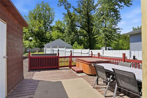 1529 E Avenue NW Cedar Rapids IA 52405