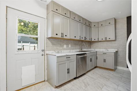 1529 E Avenue NW Cedar Rapids IA 52405
