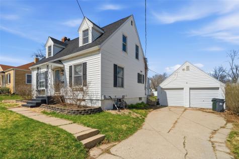 132 38th Street NE Cedar Rapids IA 52402
