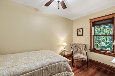 215 10th Avenue SW Mt Vernon IA 52314