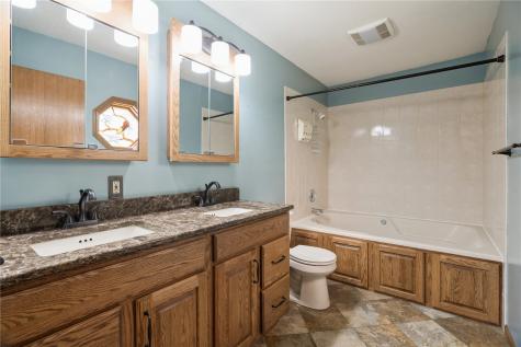 1617 Whitters Way NW Cedar Rapids IA 52405