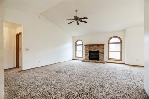 1617 Whitters Way NW Cedar Rapids IA 52405