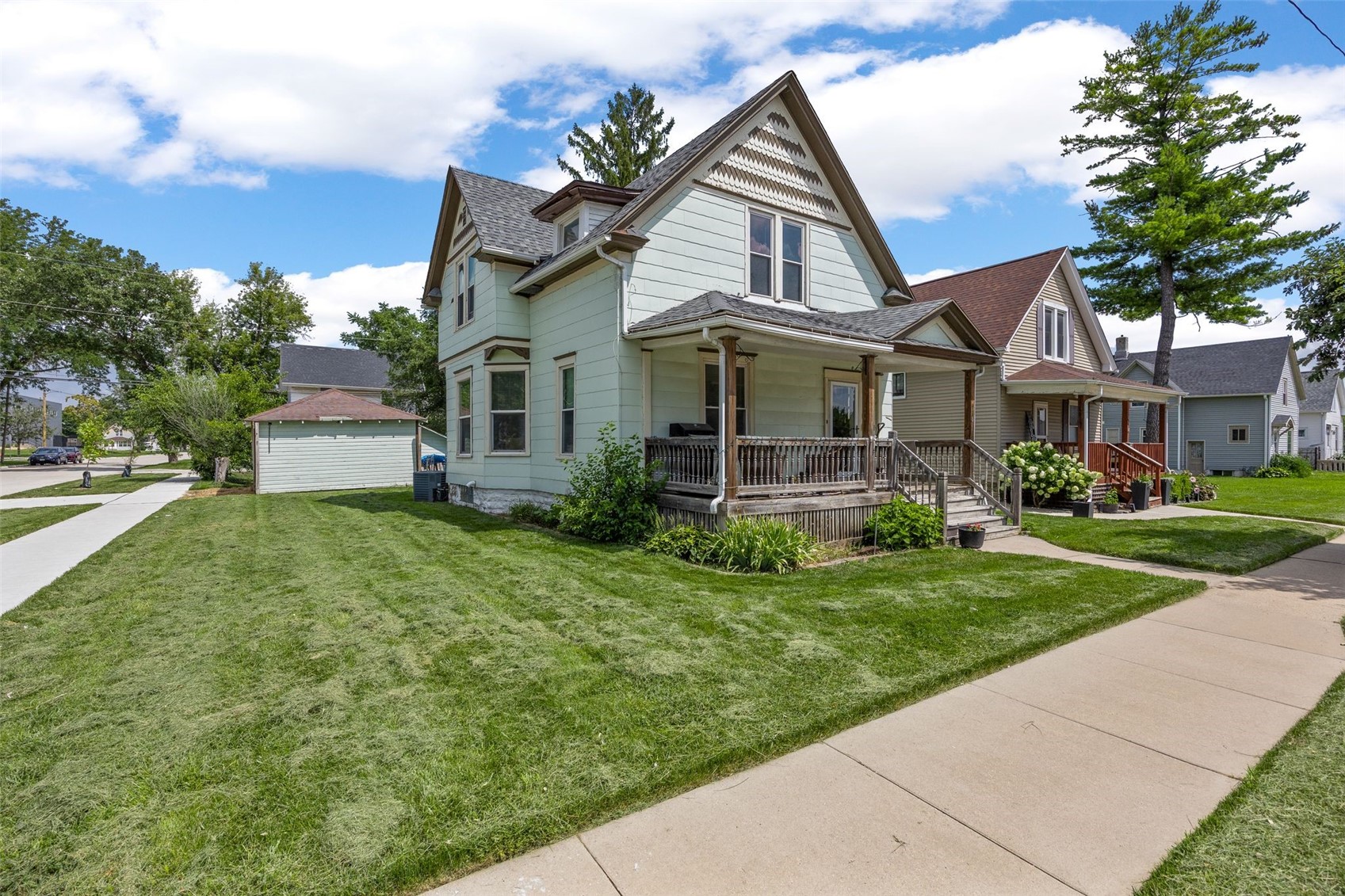 916 B Avenue NW Cedar Rapids IA 52405