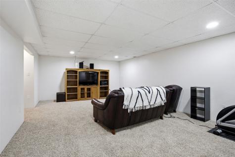 505 5th Street E Newhall IA 52315